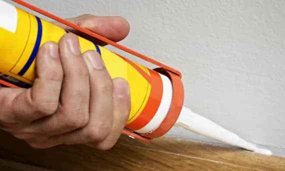 Silikon czy akryl do listew – wybierz mądrze i uniknij problemów