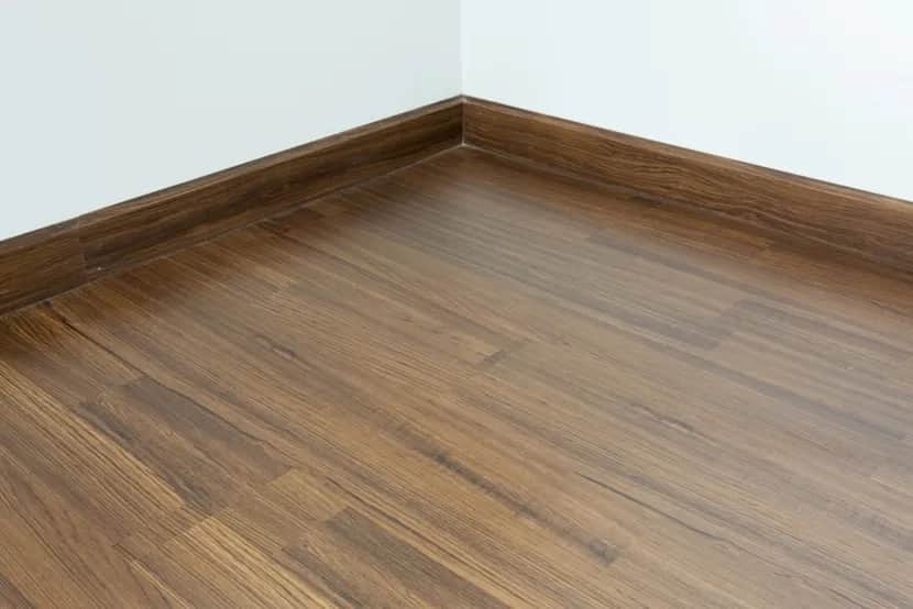 Jakie listwy przypodłogowe do płytek drewnopodobnych wybrać, aby uniknąć błędów?