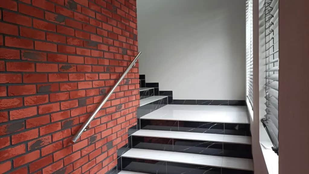 Co położyć na ściany na klatce schodowej, by uniknąć kosztownych napraw?