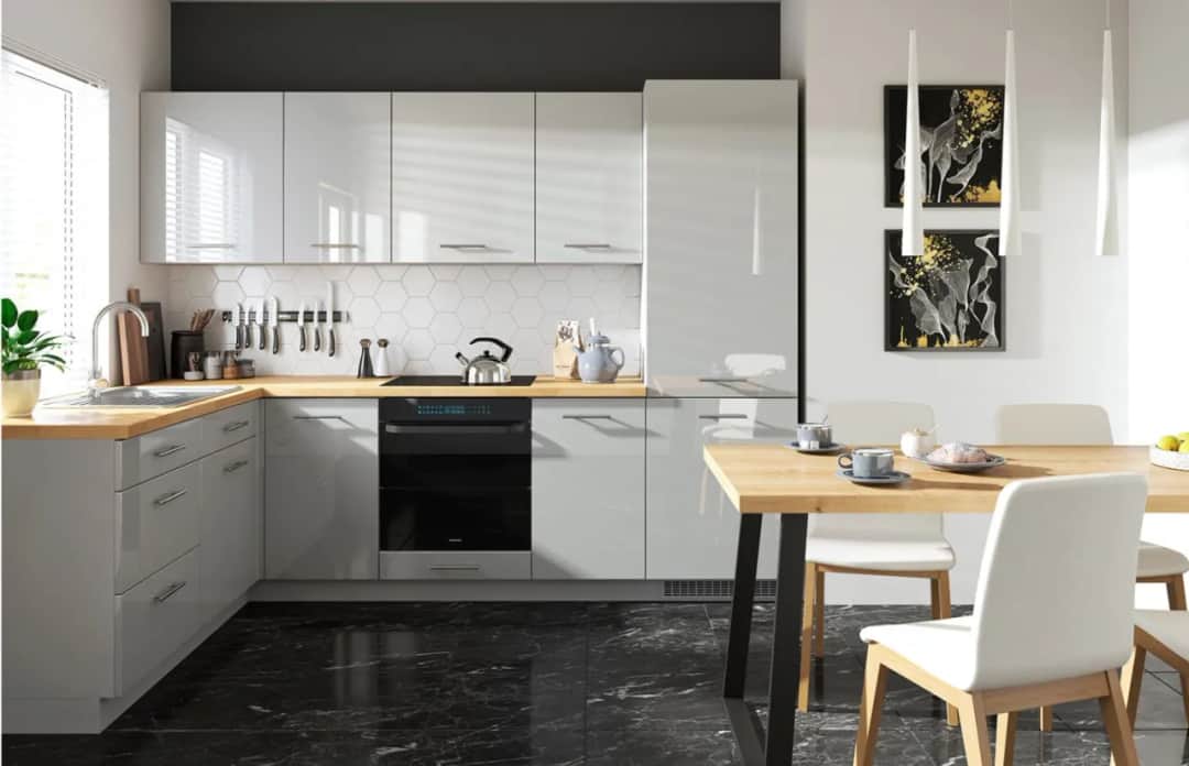 Co położyć na ścianę w kuchni między szafkami: najlepsze materiały i porady