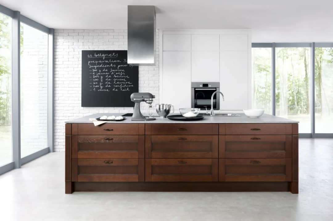 Co powiesić na ścianę w kuchni? Odkryj najlepsze pomysły na dekoracje