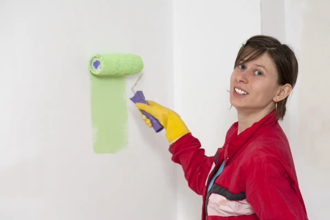 Ile kosztuje malowanie ścian? Sprawdź, co wpływa na cenę!