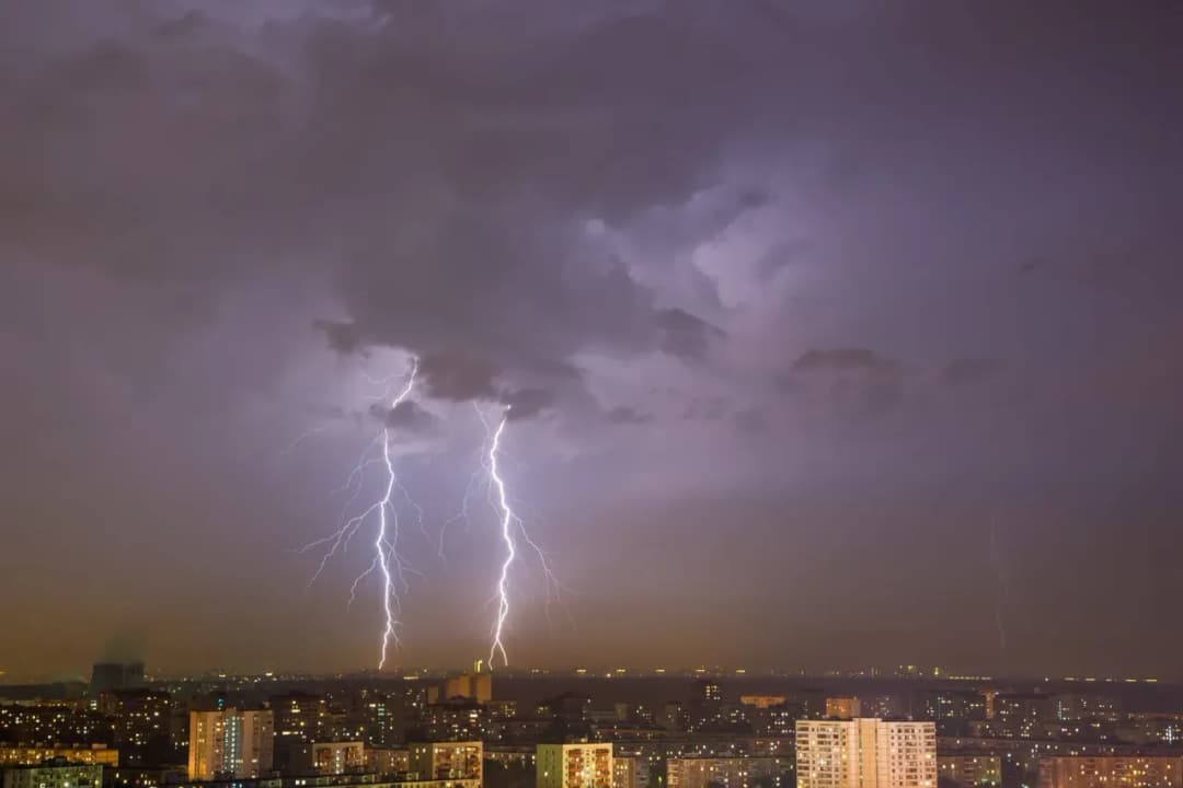 Czy listwa antyprzepięciowa chroni przed piorunem? Oto prawda, której nie znasz