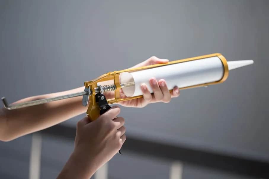 Montaż listwy MDF na klej czy klipsy - która opcja jest lepsza?